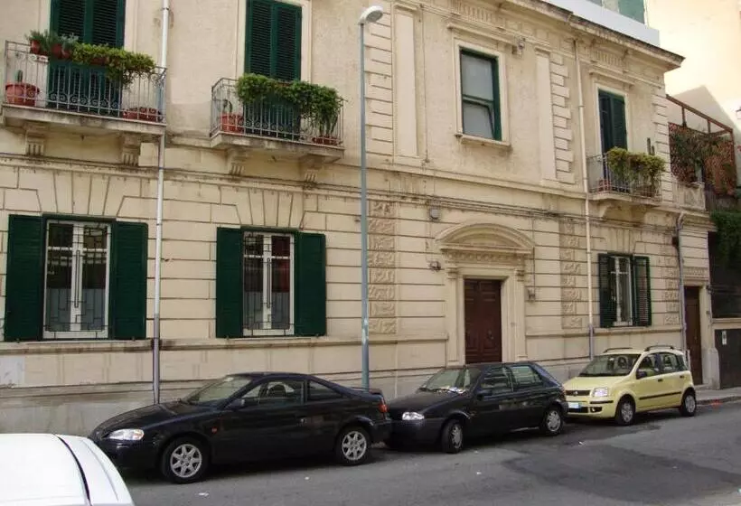 تختخواب و صبحانه La Maison Des Livres