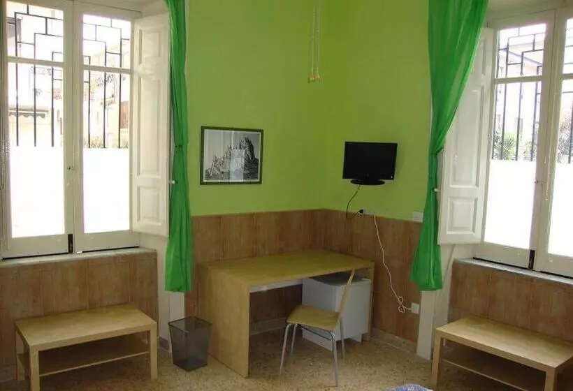 تختخواب و صبحانه La Maison Des Livres