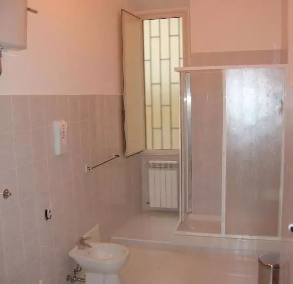 تختخواب و صبحانه La Maison Des Livres