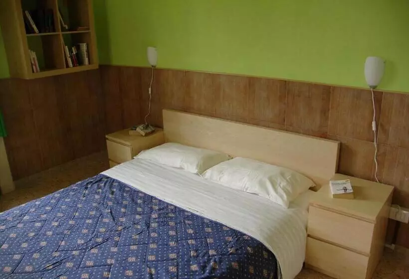 تختخواب و صبحانه La Maison Des Livres