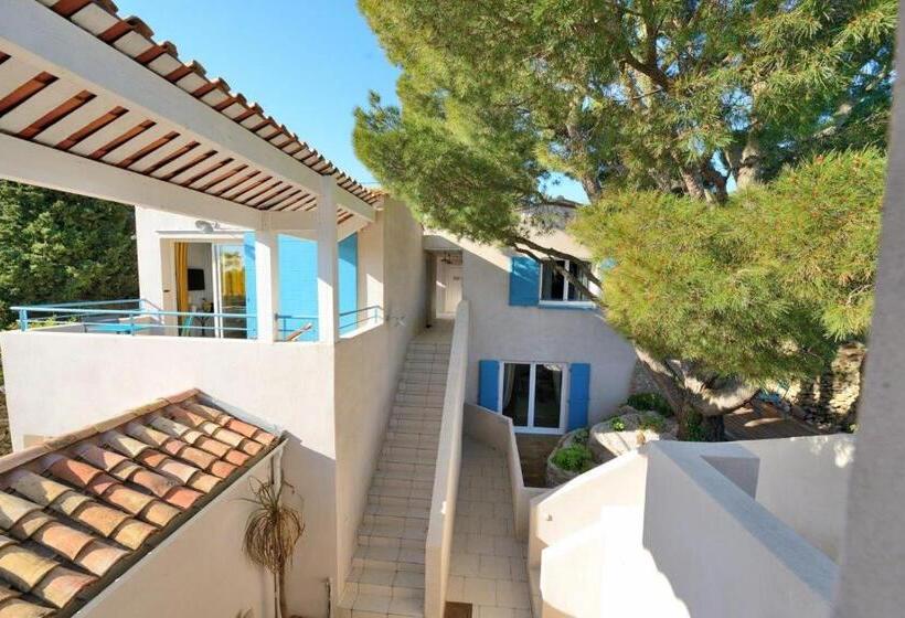 مبيت وإفطار La Singulière