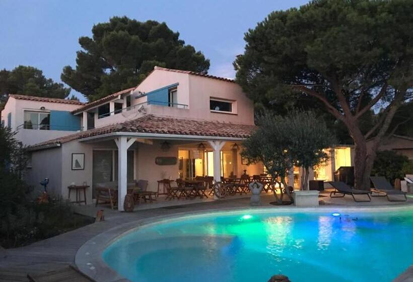 مبيت وإفطار La Singulière