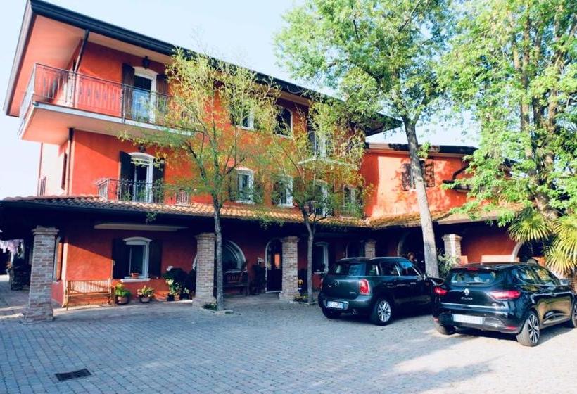 مبيت وإفطار Red Fenice