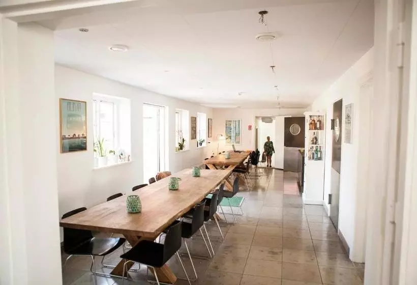 Femmasteren Hotel & Hostel