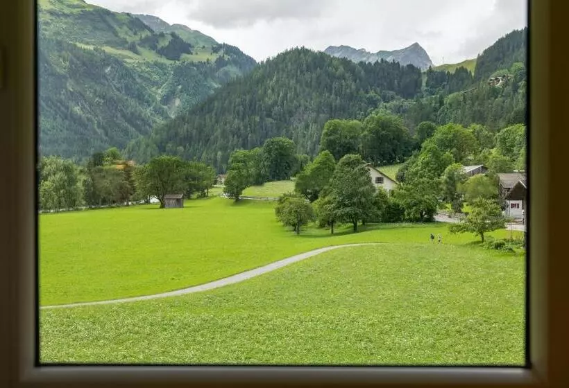 Hotelli Gasthof Schwarzer Adler