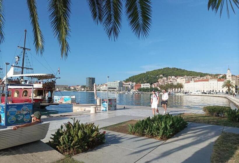 B&b Guest House Be Happy Parking,breakfast Center