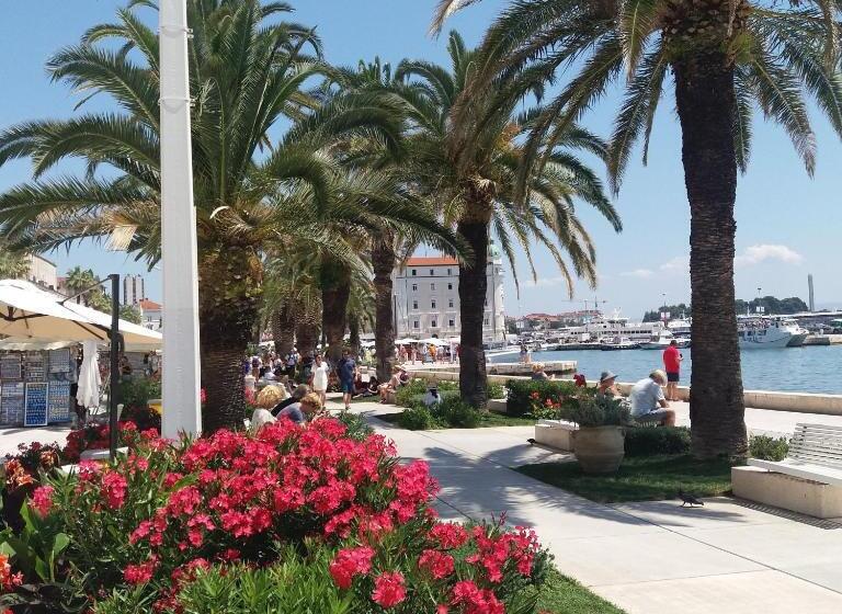 B&b Guest House Be Happy Parking,breakfast Center