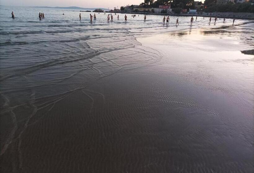 B&b Guest House Be Happy Parking,breakfast Center