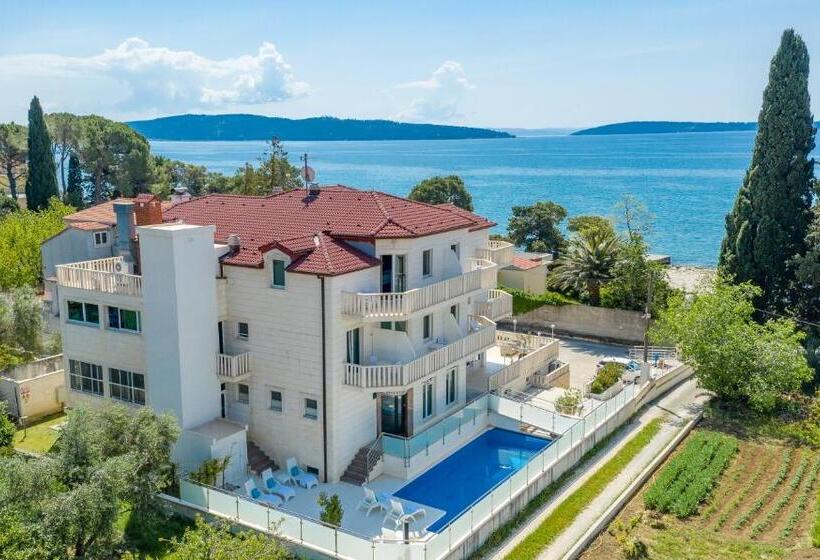 בית מלון כפרי Riva Kaštela With Swimming Pool