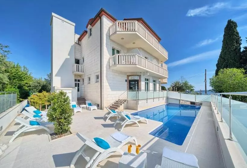 Hotelli Riva Kaštela With Swimming Pool