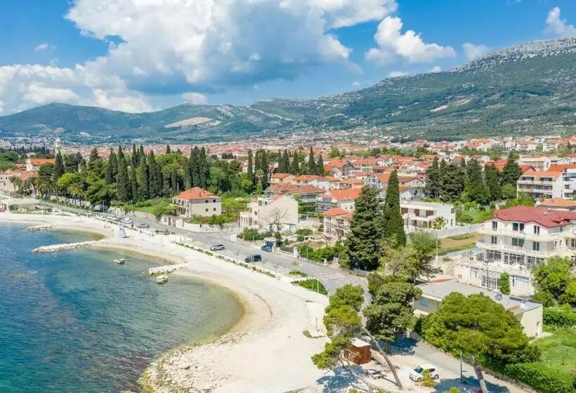 Hotelli Riva Kaštela With Swimming Pool