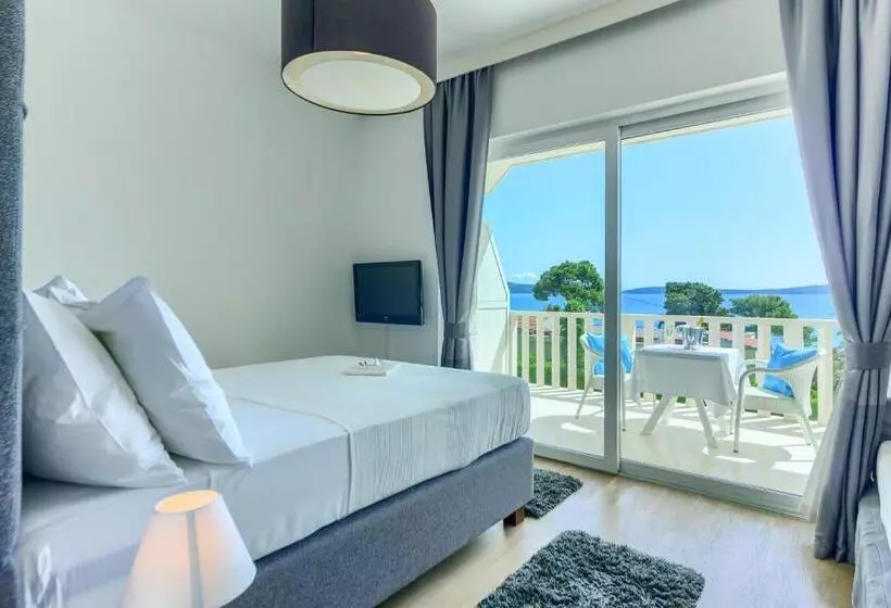 Hotelli Riva Kaštela With Swimming Pool