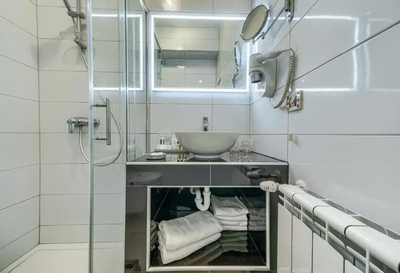 Hotelli Riva Kaštela With Swimming Pool