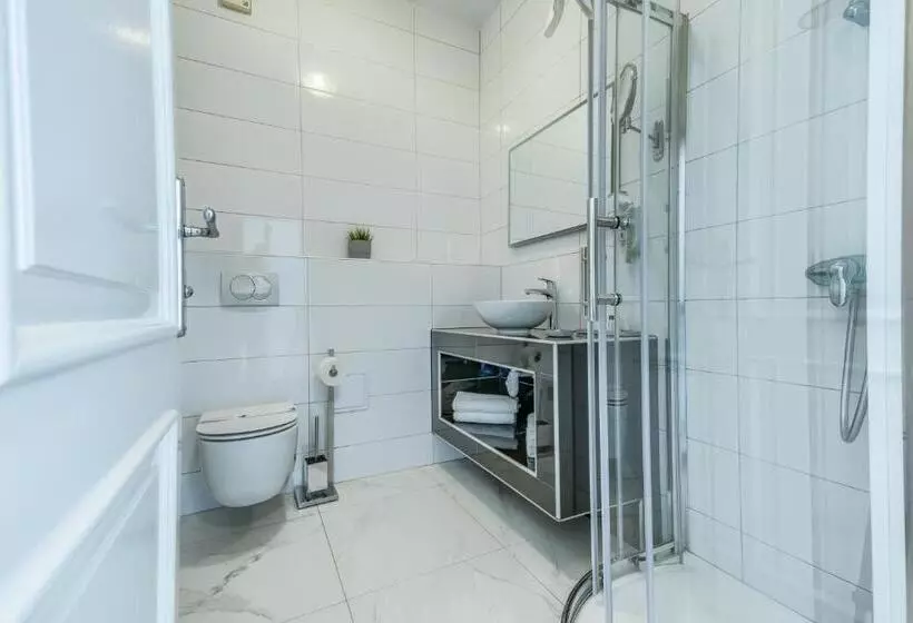 Hotelli Riva Kaštela With Swimming Pool