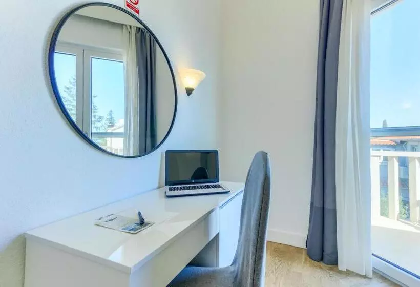 Hotelli Riva Kaštela With Swimming Pool