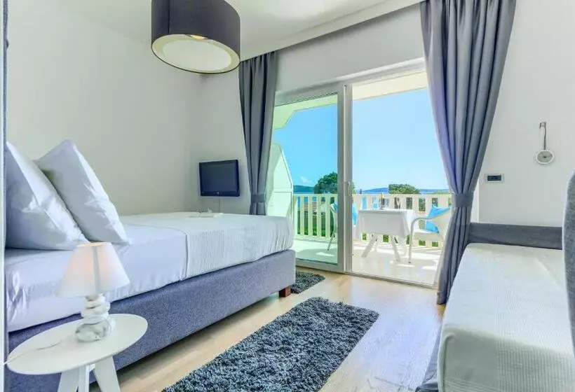 Hotelli Riva Kaštela With Swimming Pool