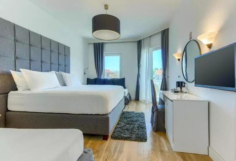 Hotelli Riva Kaštela With Swimming Pool