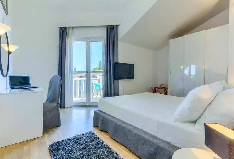 Hotelli Riva Kaštela With Swimming Pool