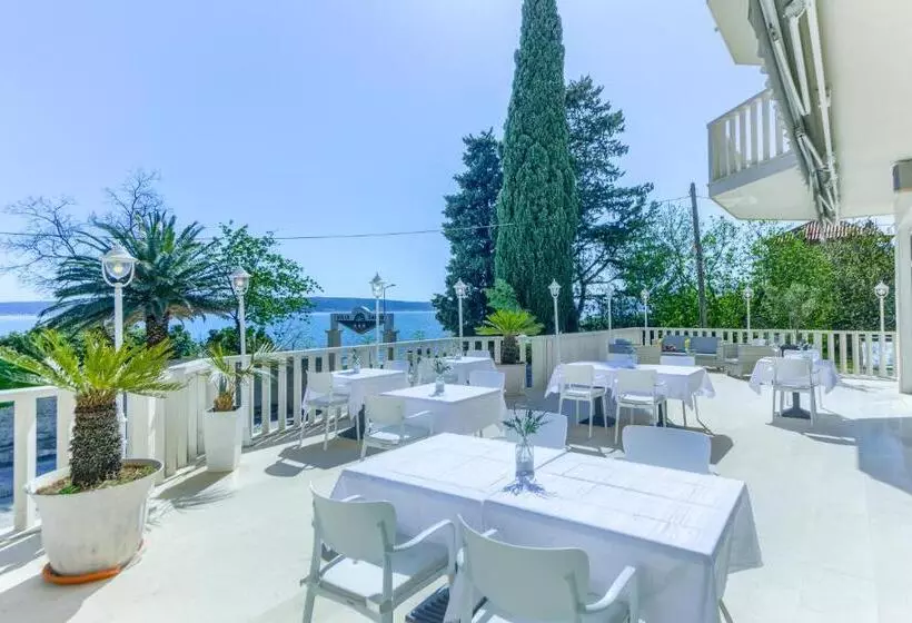 Hotelli Riva Kaštela With Swimming Pool