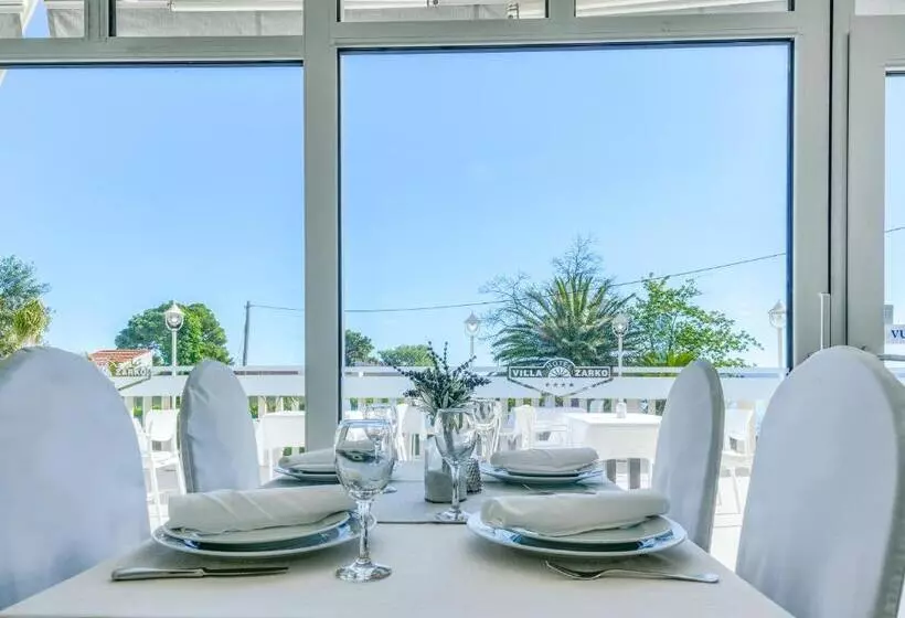 Hotelli Riva Kaštela With Swimming Pool