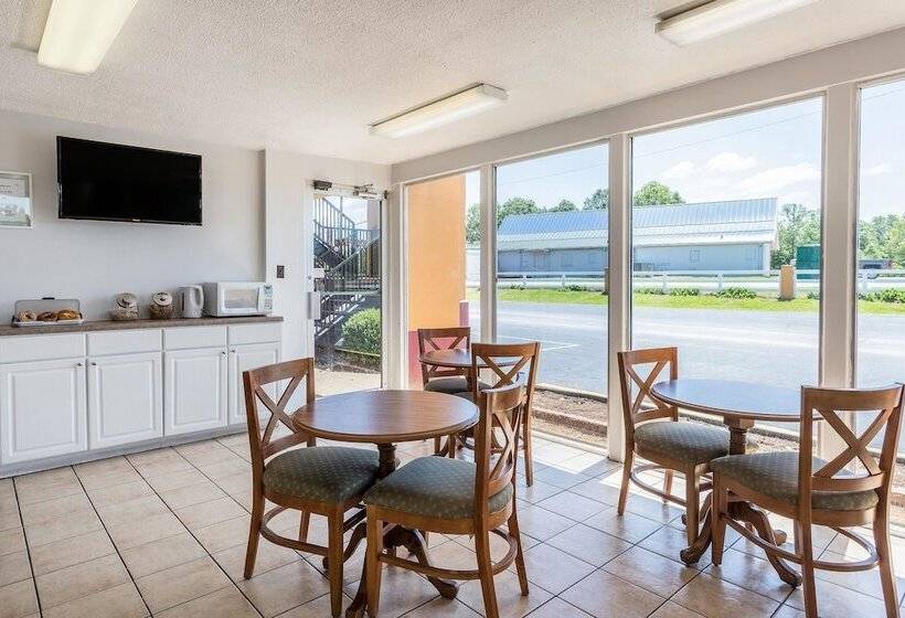 בית מלון כפרי Rodeway Inn Denmarkjackson