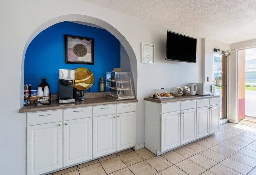 בית מלון כפרי Rodeway Inn Denmarkjackson