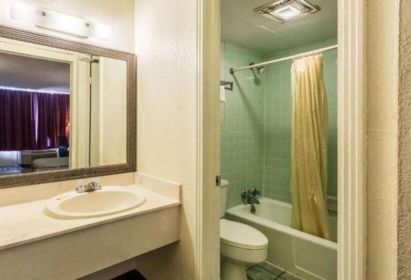 בית מלון כפרי Rodeway Inn Denmarkjackson