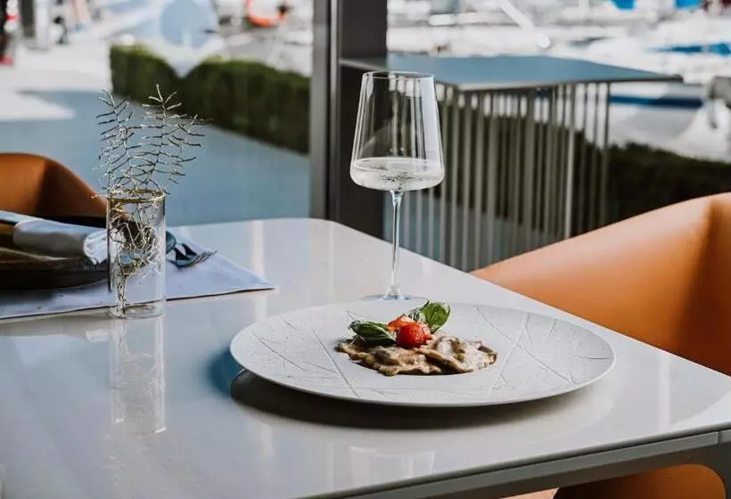 Hotelli Stomorin Marina Hramina