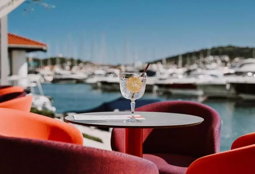 Hotelli Stomorin Marina Hramina