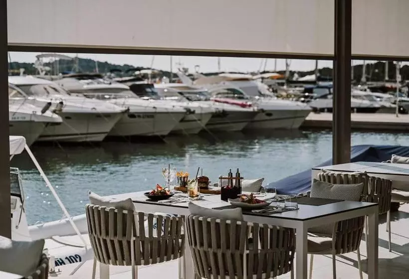 Hotelli Stomorin Marina Hramina