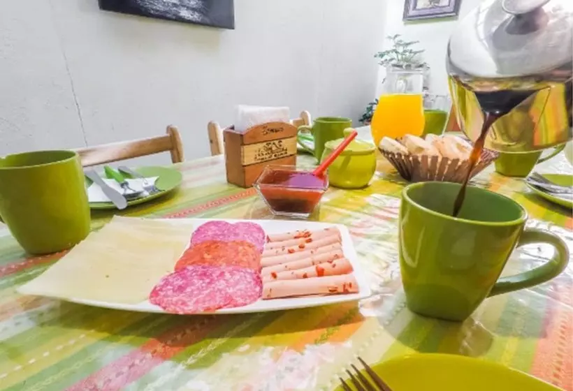 تختخواب و صبحانه Samarce House