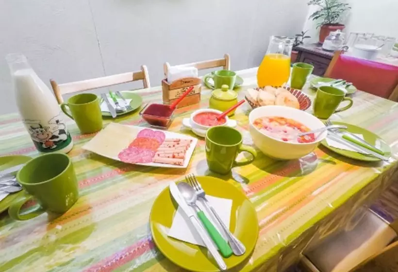 تختخواب و صبحانه Samarce House