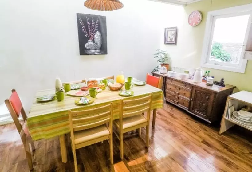 تختخواب و صبحانه Samarce House