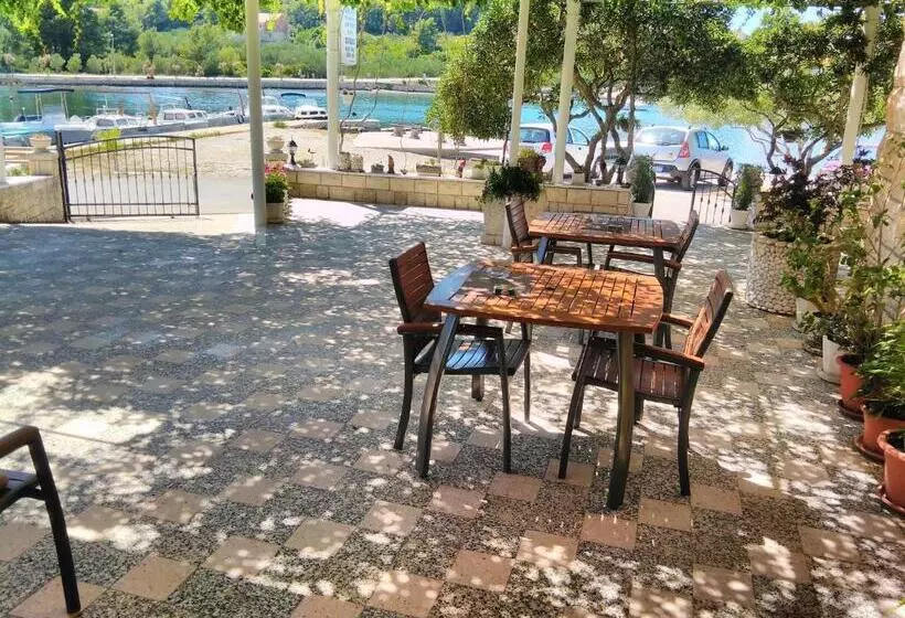 Aamiaismajoitus (B&B) Villa Nobilo