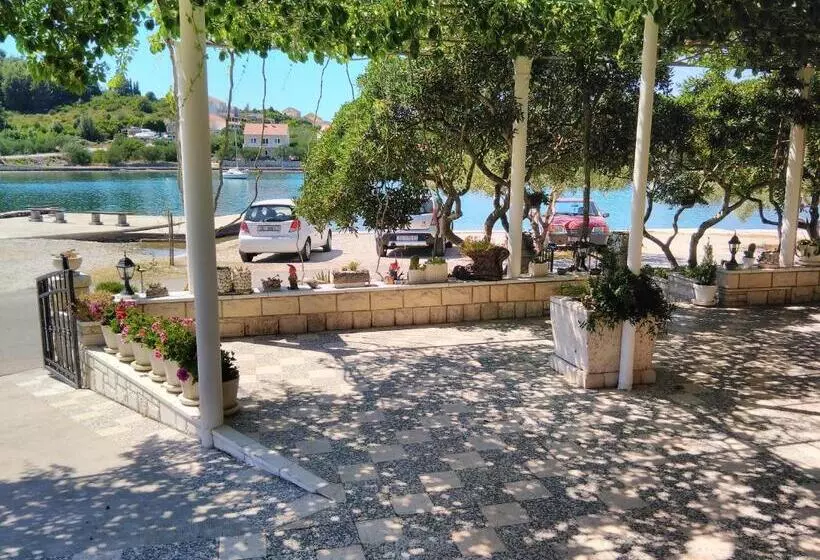 Aamiaismajoitus (B&B) Villa Nobilo