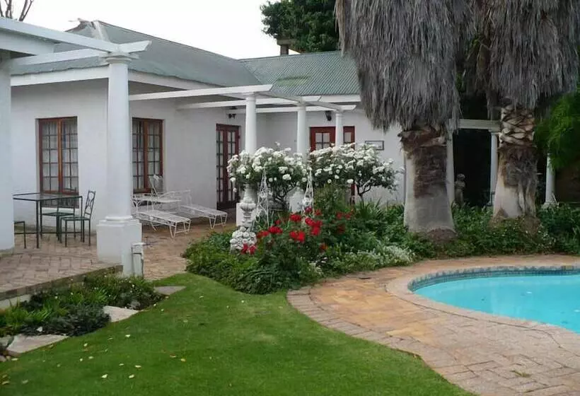 Aamiaismajoitus (B&B) A Tapestry Garden Guest House