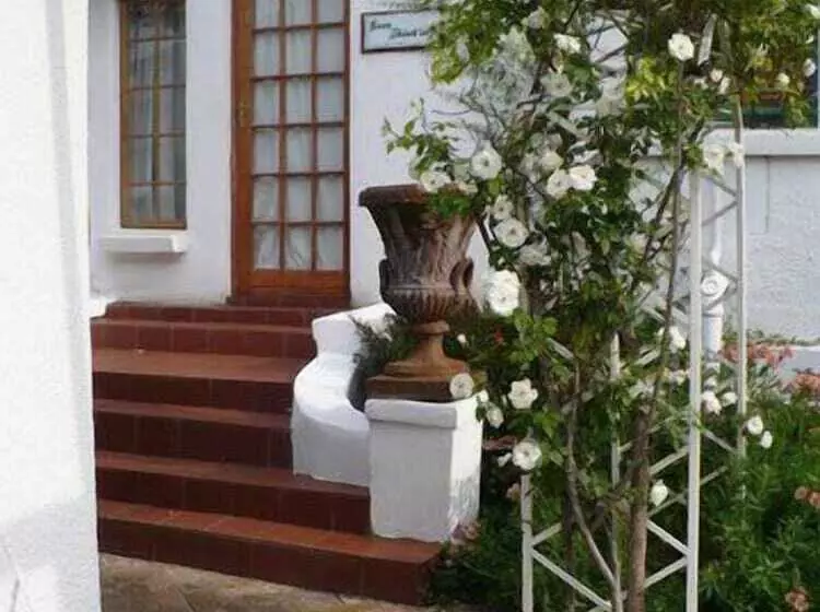 Aamiaismajoitus (B&B) A Tapestry Garden Guest House