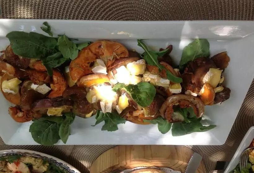 Aamiaismajoitus (B&B) A Tapestry Garden Guest House