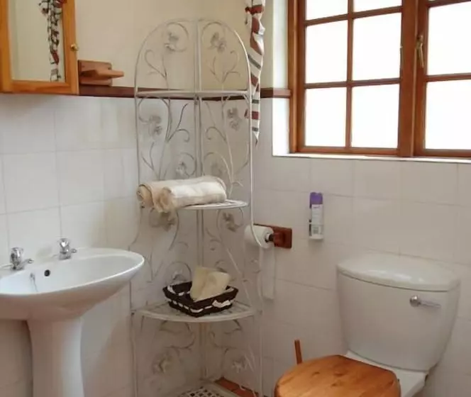 Aamiaismajoitus (B&B) A Tapestry Garden Guest House