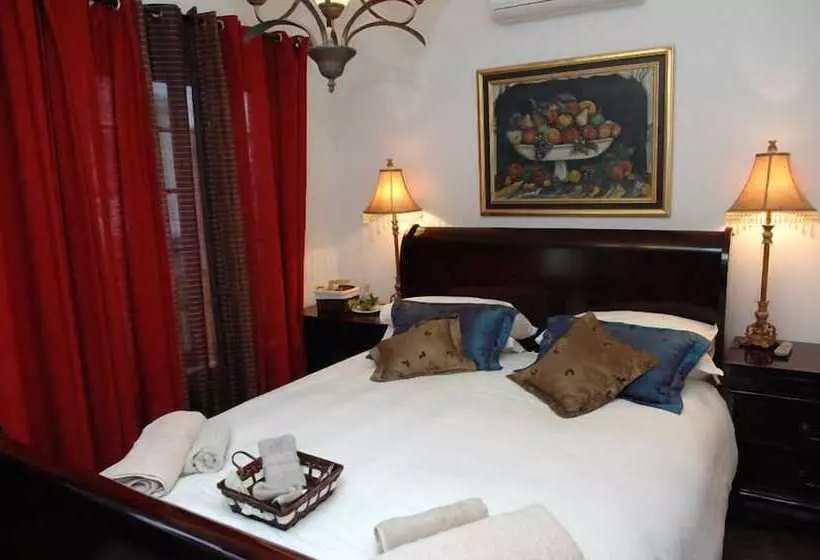 Aamiaismajoitus (B&B) A Tapestry Garden Guest House