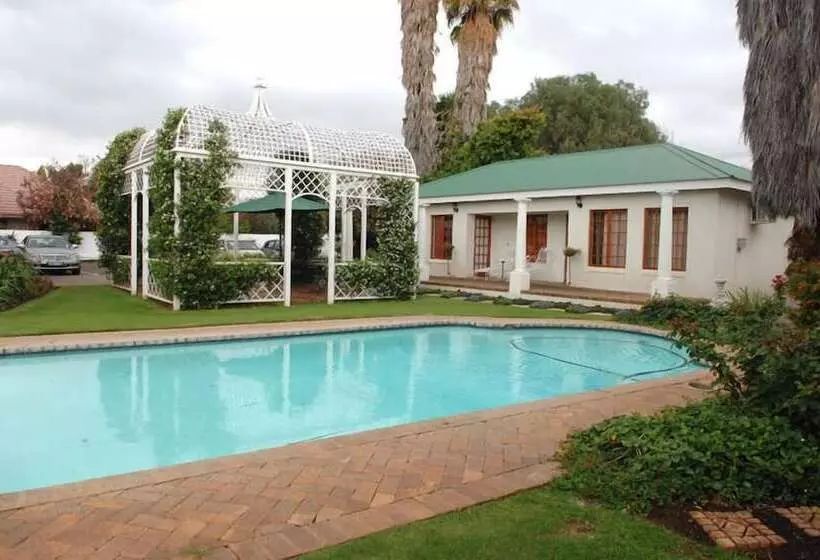 Aamiaismajoitus (B&B) A Tapestry Garden Guest House