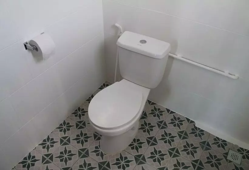 ペンション Roger S Place Gay Guesthouse   Caters To Gay Men