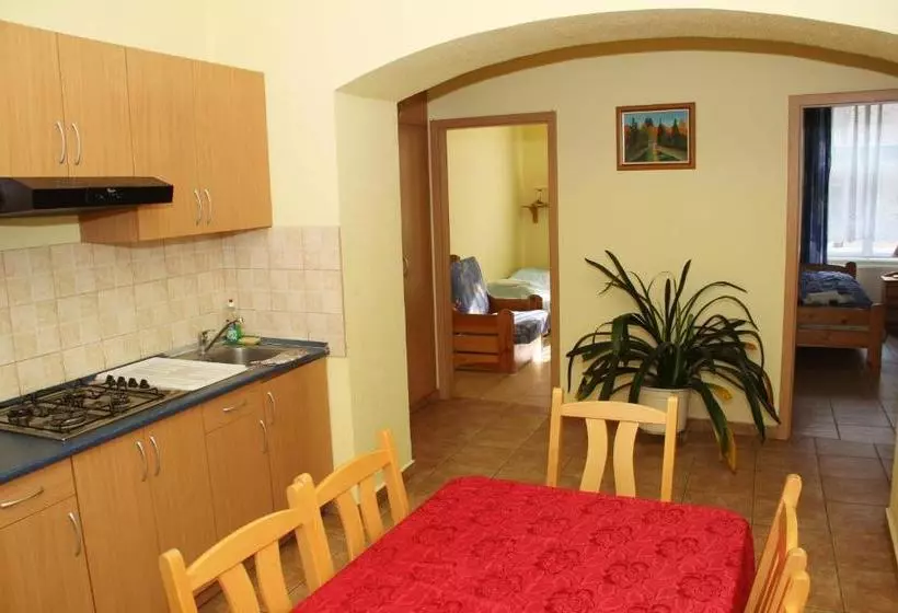 Hotelli Aphrodite Apartments & Café