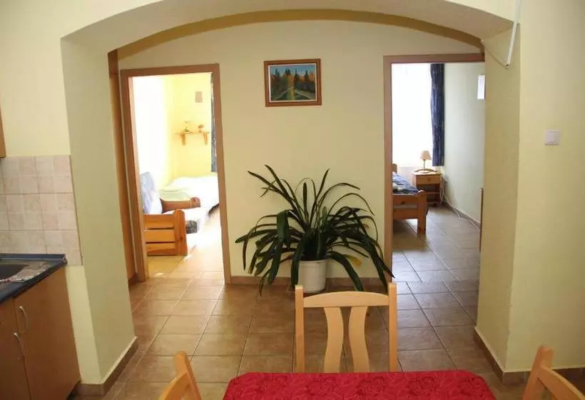Hotelli Aphrodite Apartments & Café
