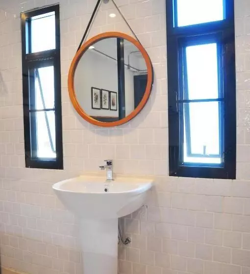 هتل C Room @ Airport By Choktawee