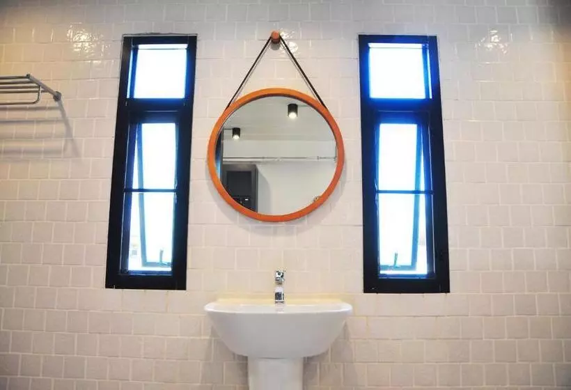 هتل C Room @ Airport By Choktawee