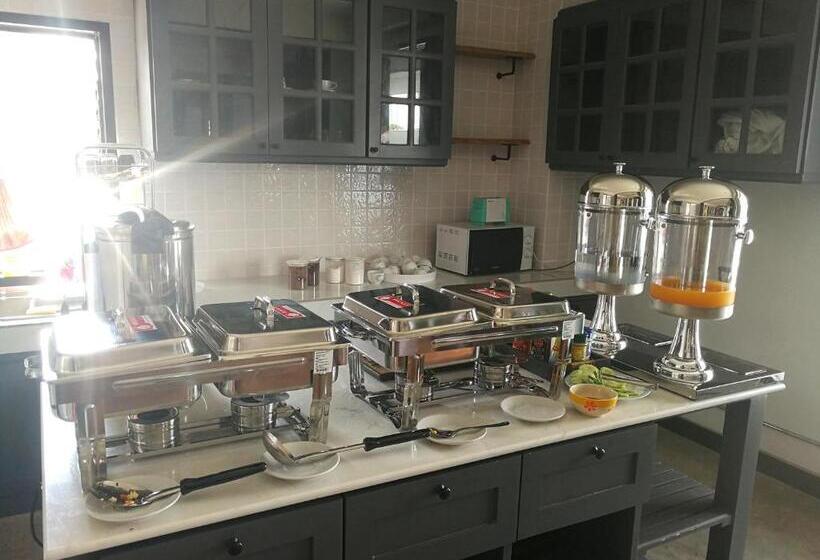 هتل C Room @ Airport By Choktawee