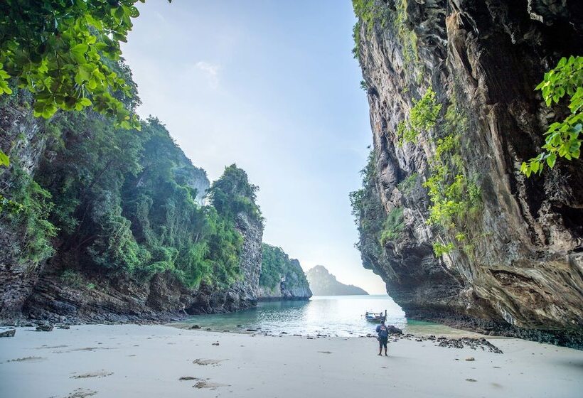 호텔 Maneetel Krabi Beachfront Sha Plus