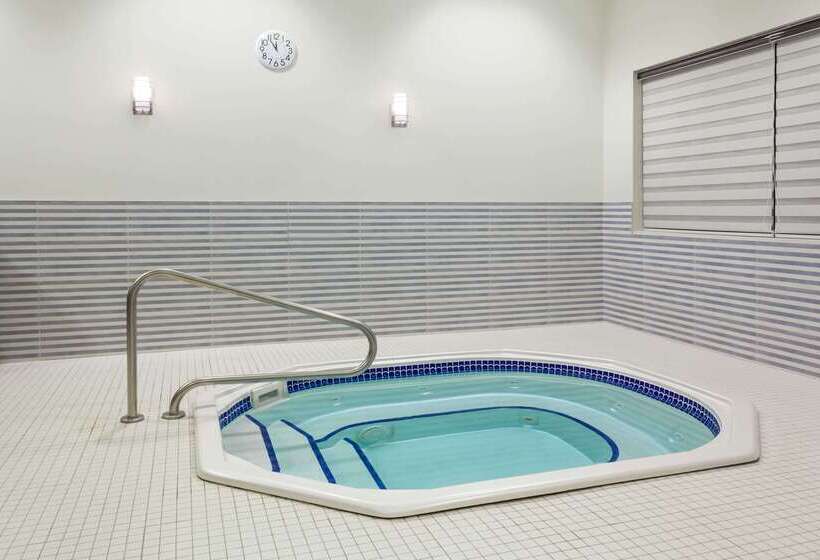 هتل Wyndham Garden Edmonton Airport