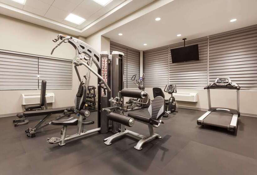 هتل Wyndham Garden Edmonton Airport